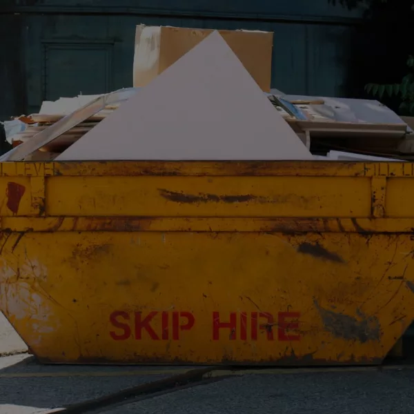 Benne de déchets sur un chantier