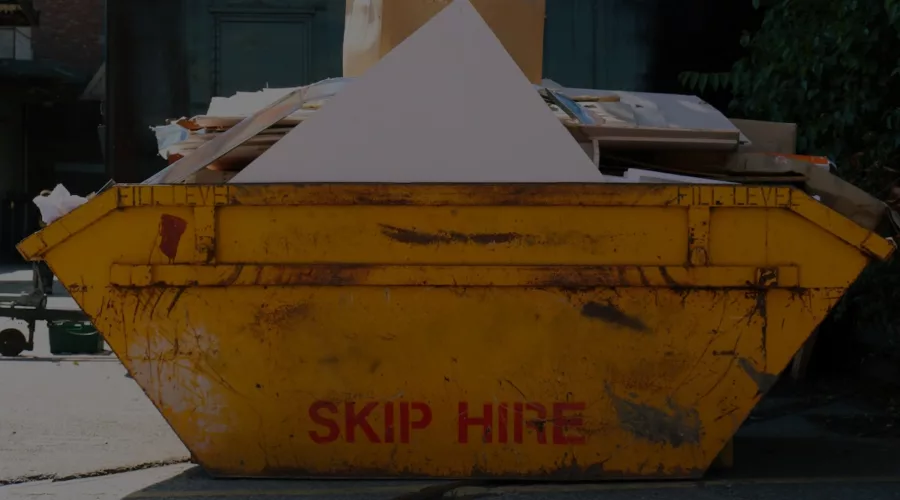 Benne de déchets sur un chantier